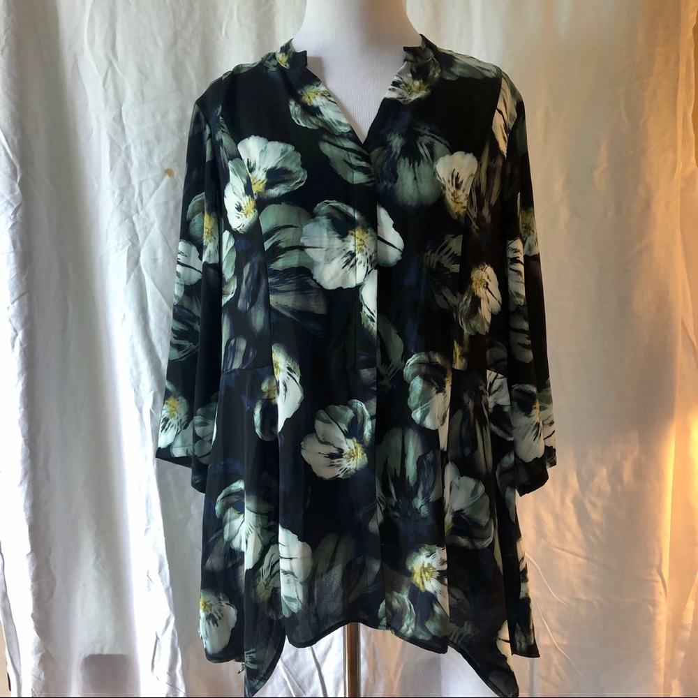 Simply Vera Vera Wang Dark Floral Button-Up Blouse (L)